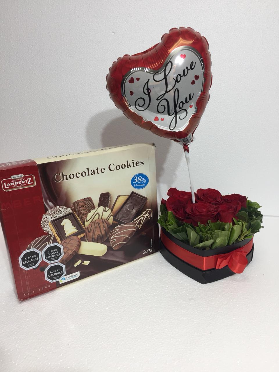 Caja corazn con 6 Rosas ms Galletas Lambertz 500 grs y Globito